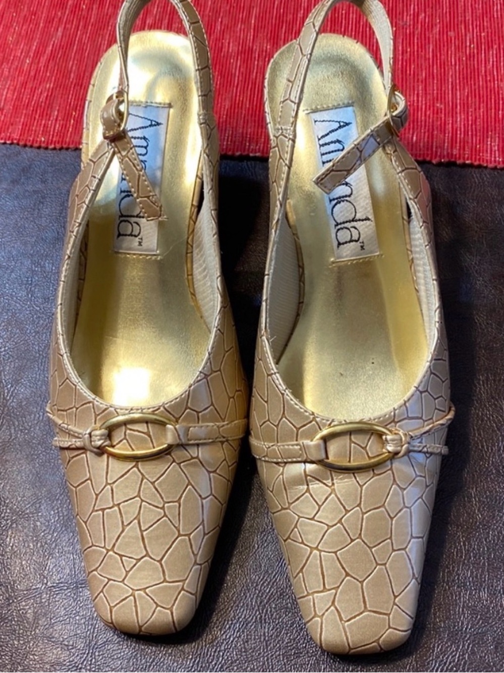 Amanda taupe low-heel Roxy pumps with box